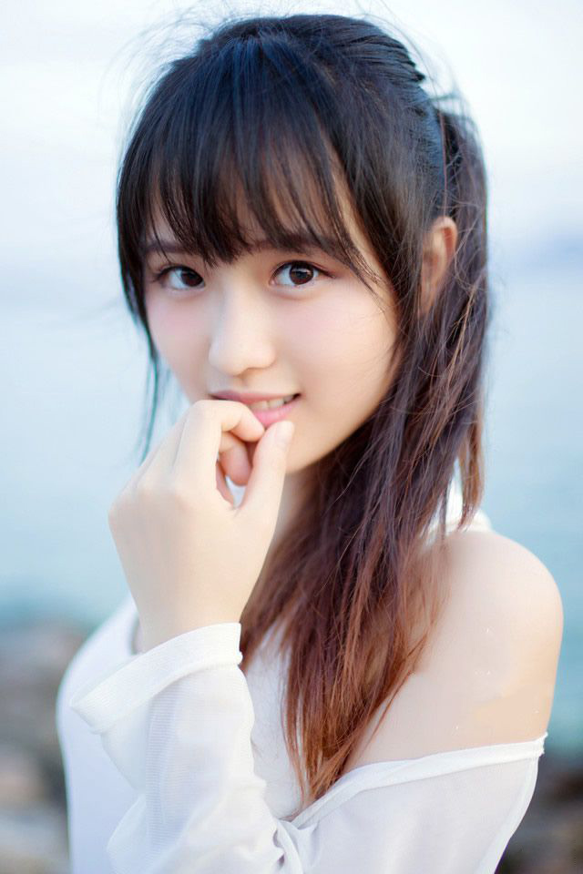 男人天生多情，只是他会对某一个人长情。女人天生专情，但她会对某一个人绝情。男人和一个喜欢的人在一起的时候，心里还有一个或多个她。因为他多情[lizhigushicom]。女人和一个喜欢的人在一起她所想的就是他。即使有更好的男人出现她也不会放弃。因为她的专情。而当她决定放弃一切都没有余地了。因为她绝情!